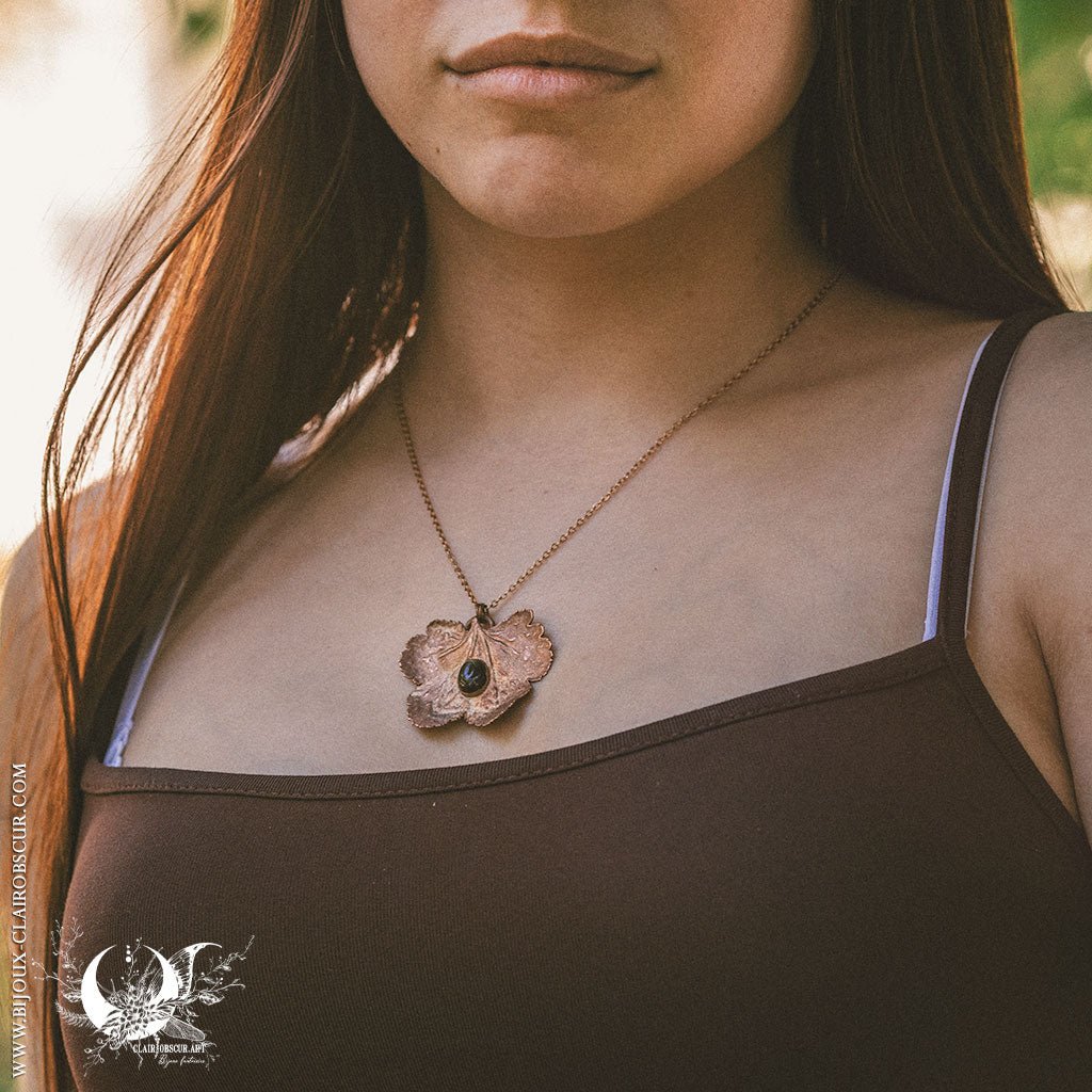 Collier Feuille de Heuchera & Obsidienne dorée - Illustrations & Bijoux fantaisie ClairObscur Art