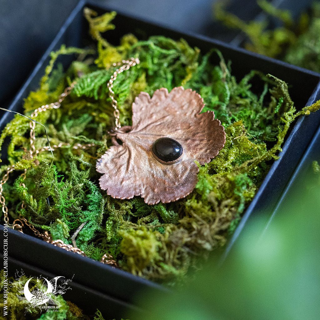 Collier Feuille de Heuchera & Obsidienne dorée - Illustrations & Bijoux fantaisie ClairObscur Art