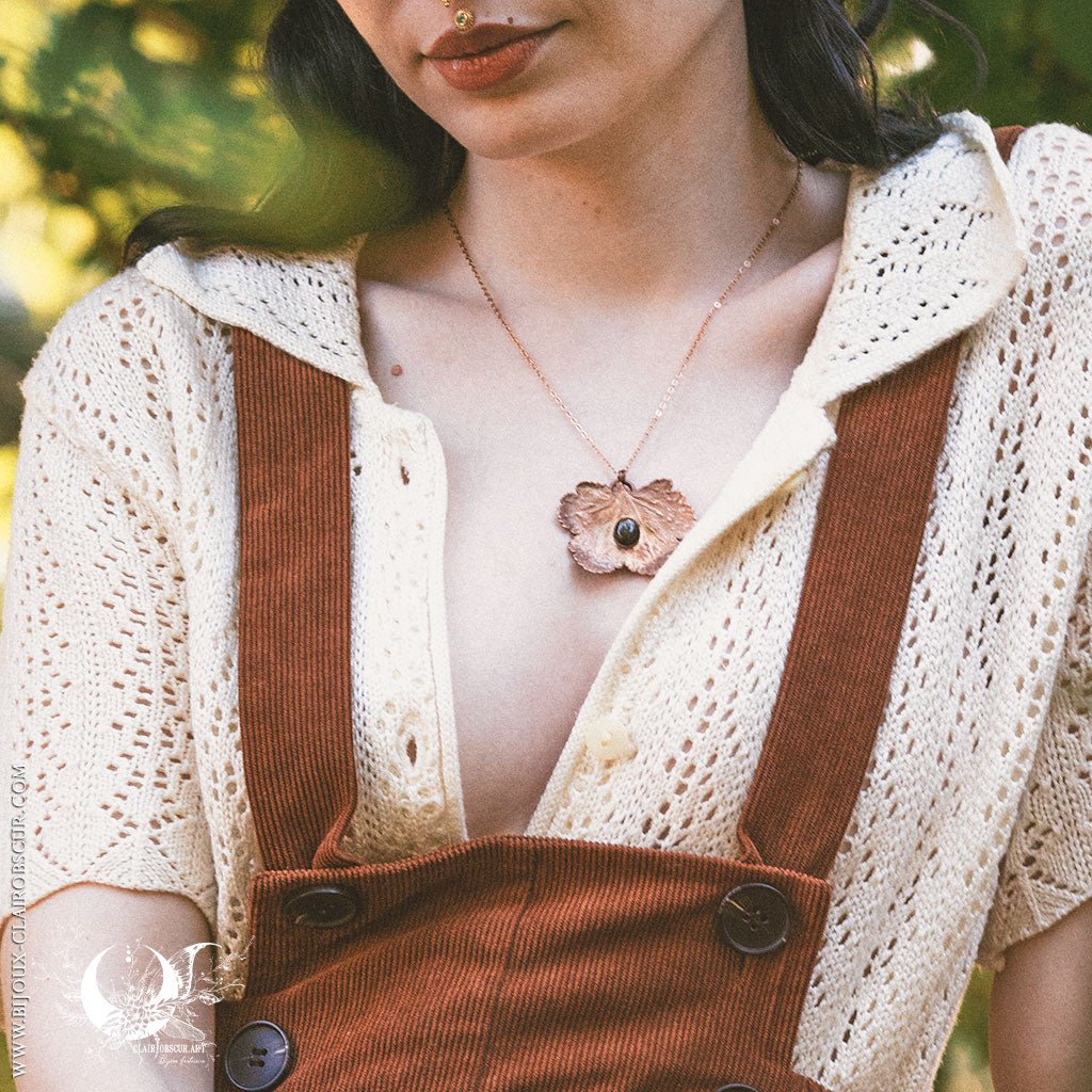 Collier Feuille de Heuchera & Obsidienne dorée - Illustrations & Bijoux fantaisie ClairObscur Art