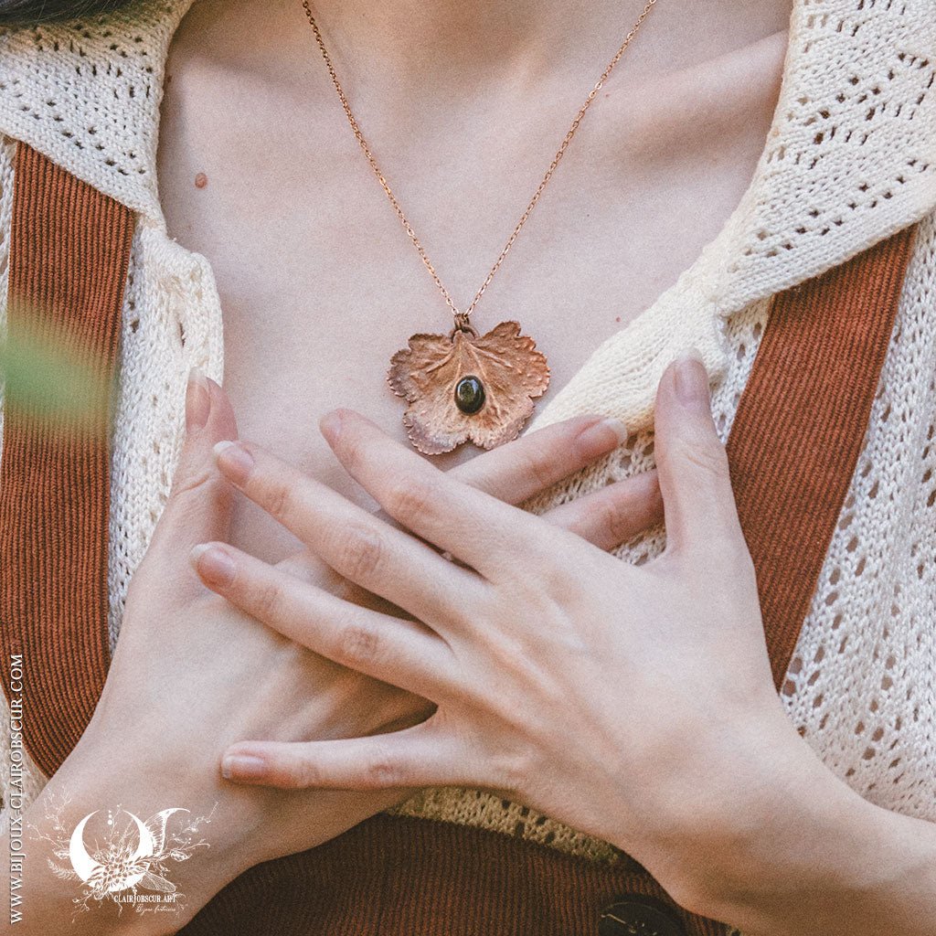 Collier Feuille de Heuchera & Obsidienne dorée - Illustrations & Bijoux fantaisie ClairObscur Art