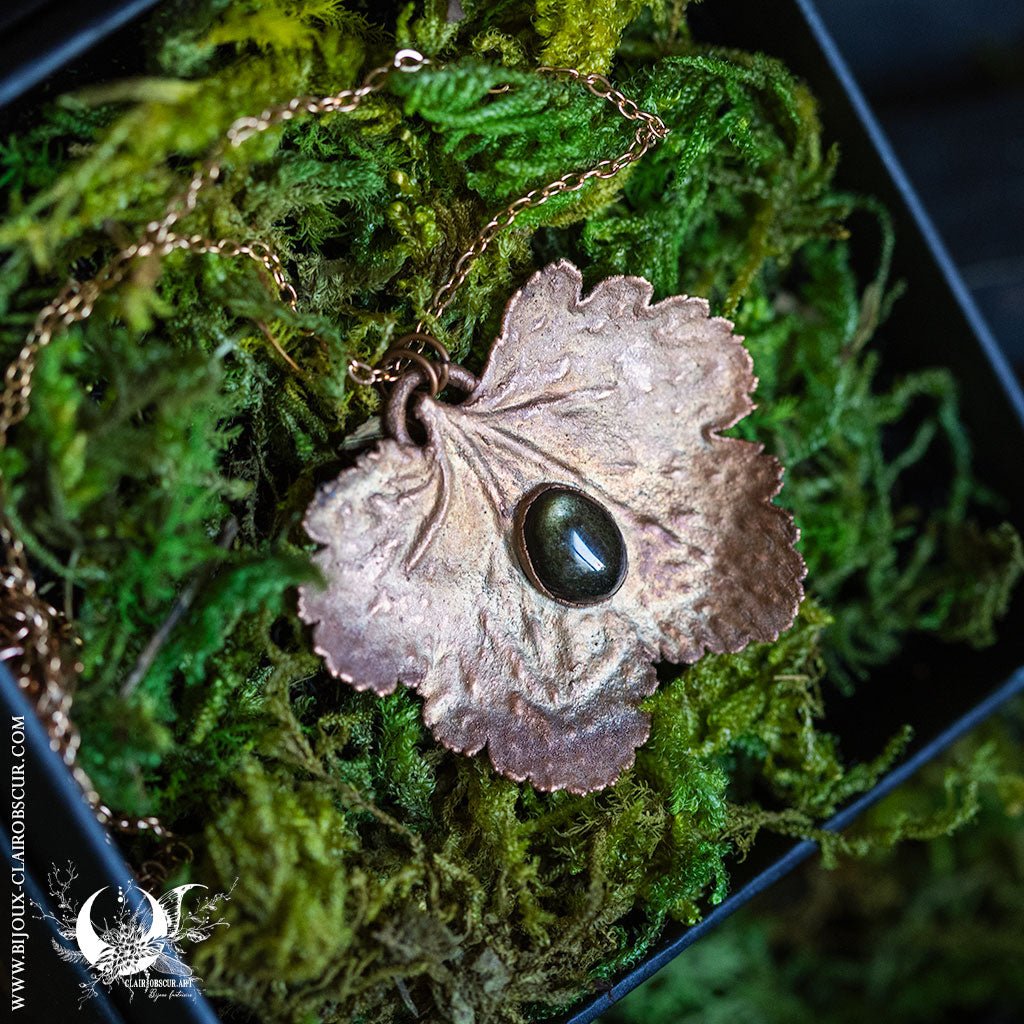 Collier Feuille de Heuchera & Obsidienne dorée - Illustrations & Bijoux fantaisie ClairObscur Art
