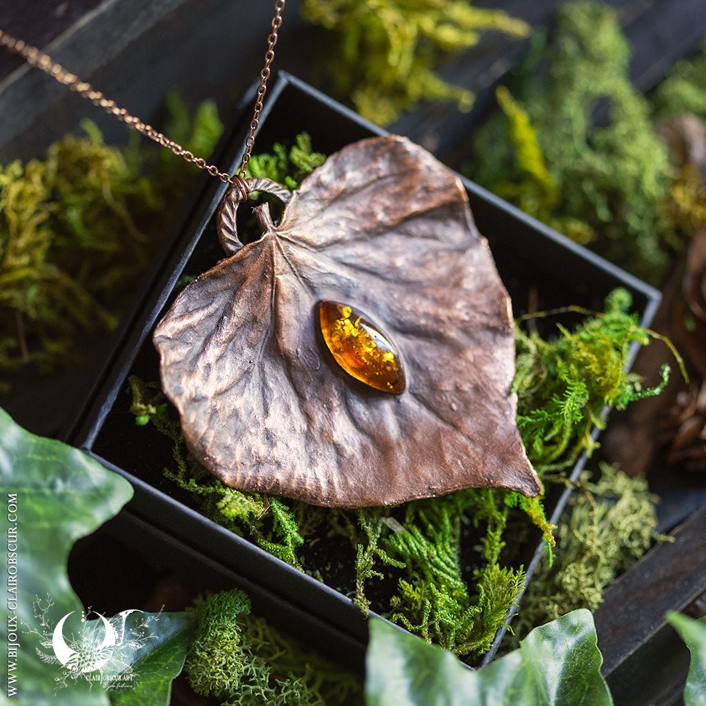Collier Feuille de Lierre & Ambre de la mer Baltique - Illustrations & Bijoux fantaisie ClairObscur Art