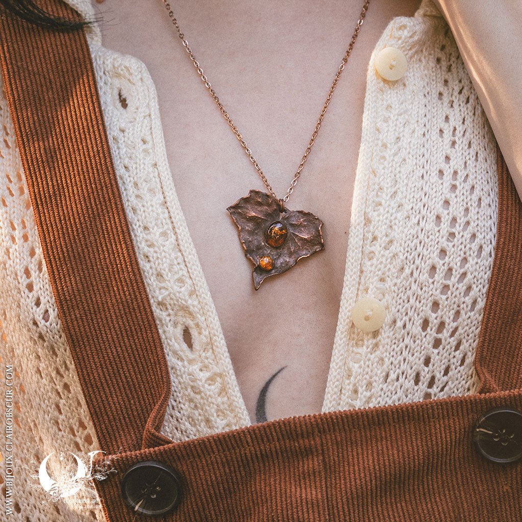 Collier Feuille de Lierre & Ambre de la mer Baltique - Illustrations & Bijoux fantaisie ClairObscur Art