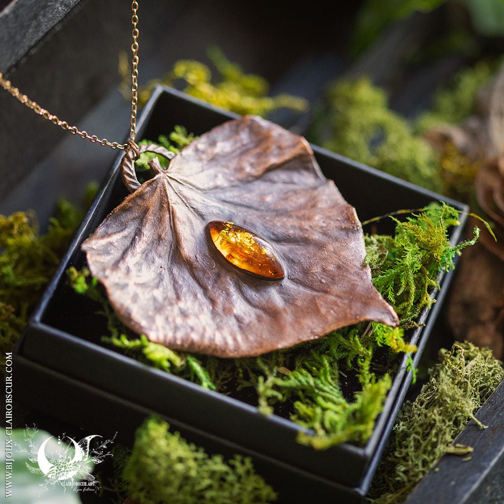 Collier Feuille de Lierre & Ambre de la mer Baltique - Illustrations & Bijoux fantaisie ClairObscur Art