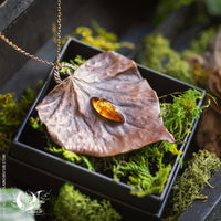 Collier Feuille de Lierre & Ambre de la mer Baltique - Illustrations & Bijoux fantaisie ClairObscur Art