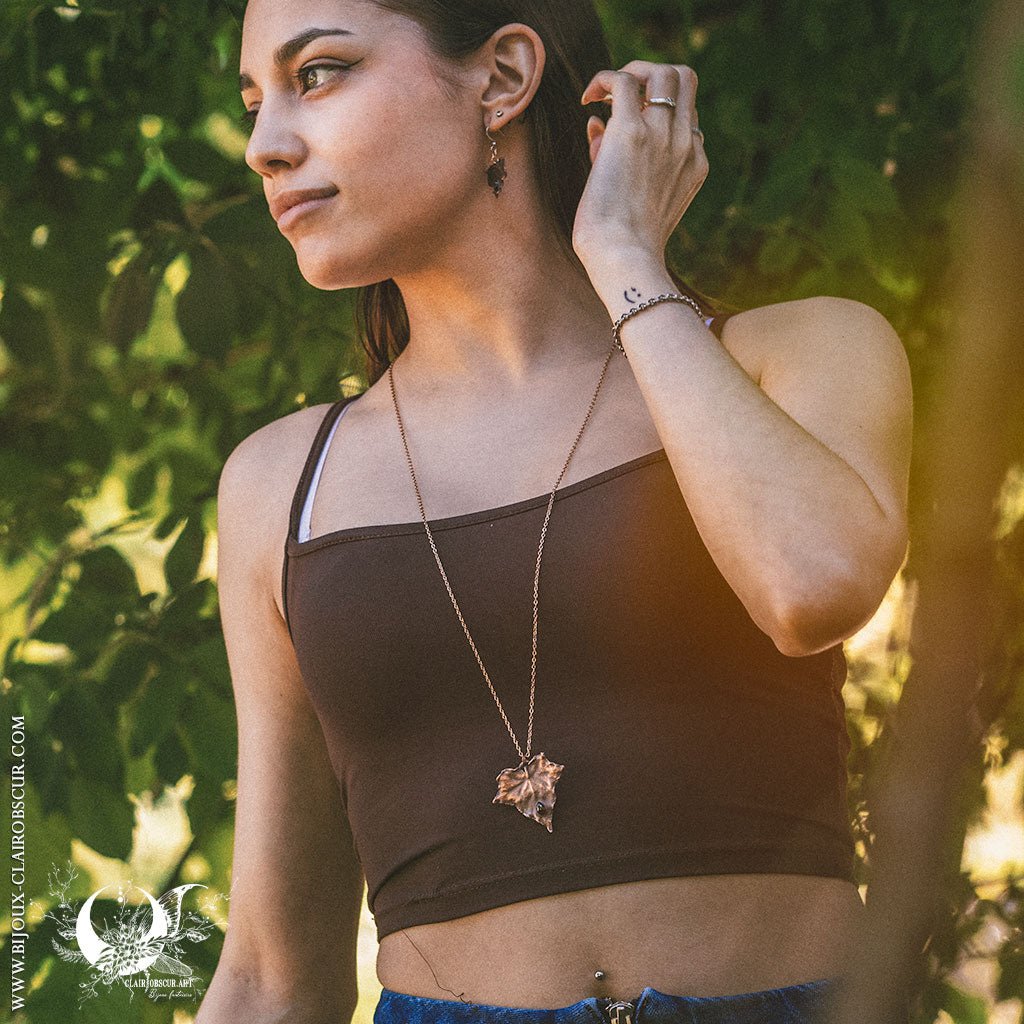 Collier Feuille de Lierre & Grenat - Illustrations & Bijoux fantaisie ClairObscur Art