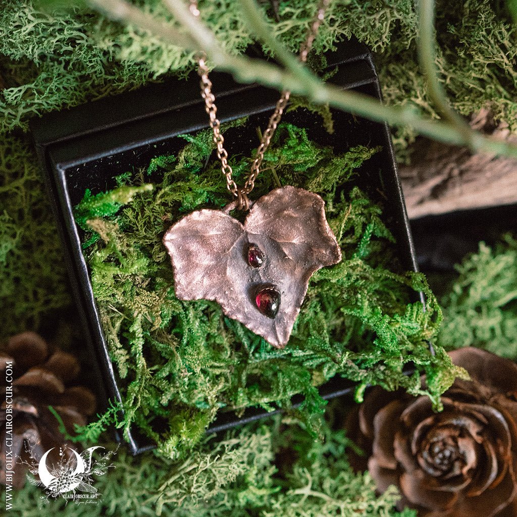 Collier Feuille de Lierre & Grenat - Illustrations & Bijoux fantaisie ClairObscur Art
