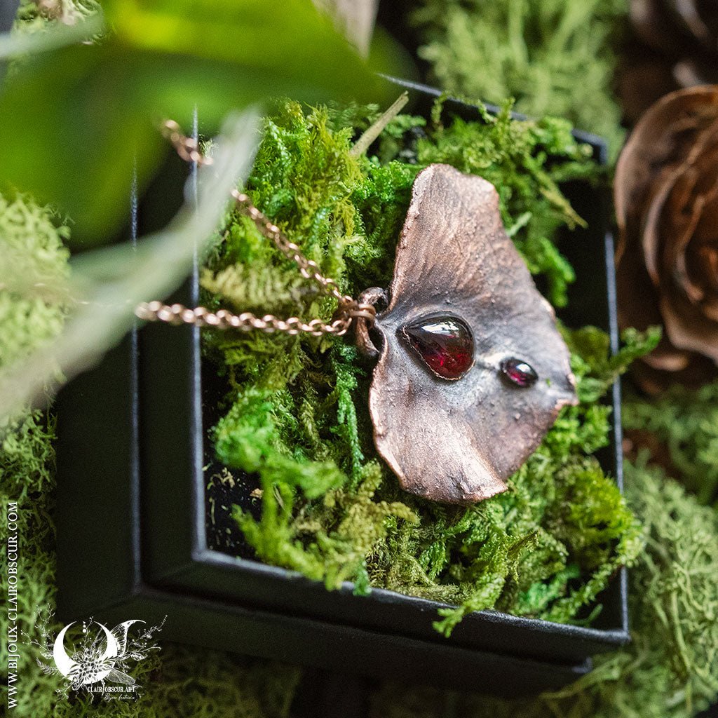Collier Feuille de Lierre & Grenat - Illustrations & Bijoux fantaisie ClairObscur Art