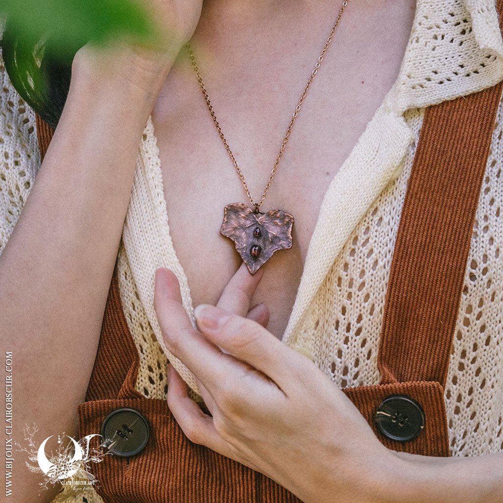 Collier Feuille de Lierre & Grenat - Illustrations & Bijoux fantaisie ClairObscur Art