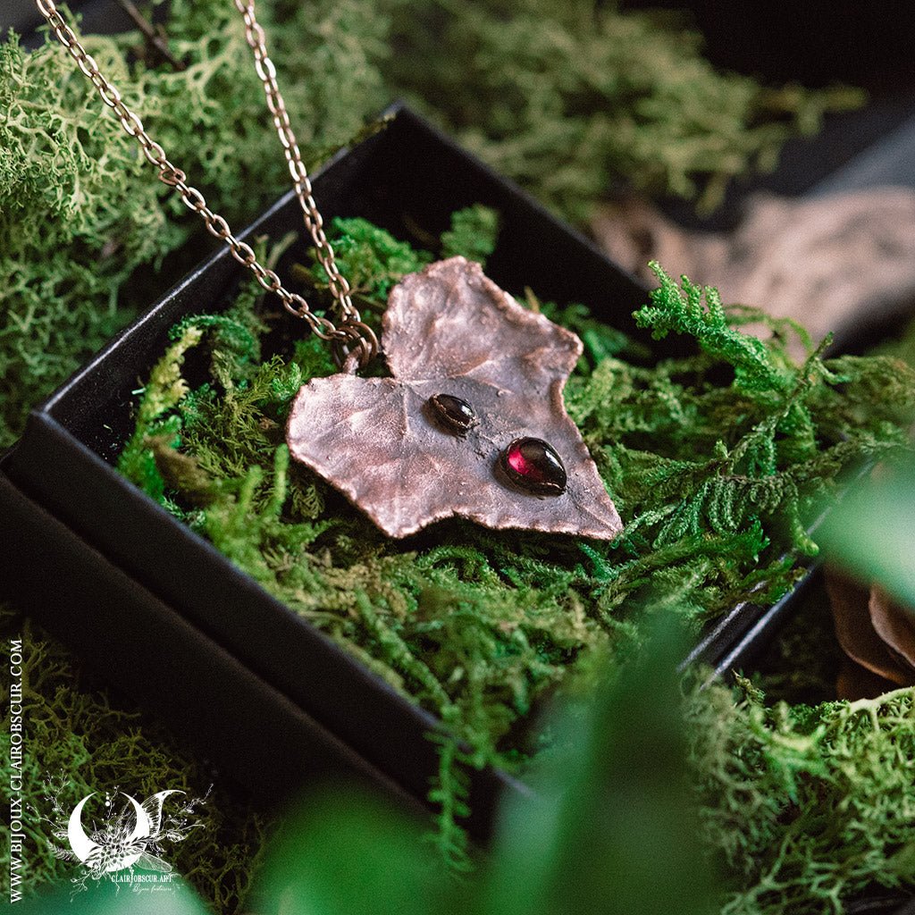 Collier Feuille de Lierre & Grenat - Illustrations & Bijoux fantaisie ClairObscur Art