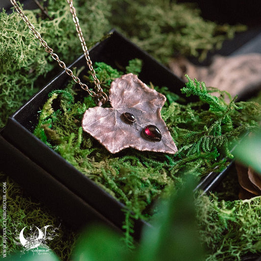 Collier Feuille de Lierre & Grenat - Illustrations & Bijoux fantaisie ClairObscur Art