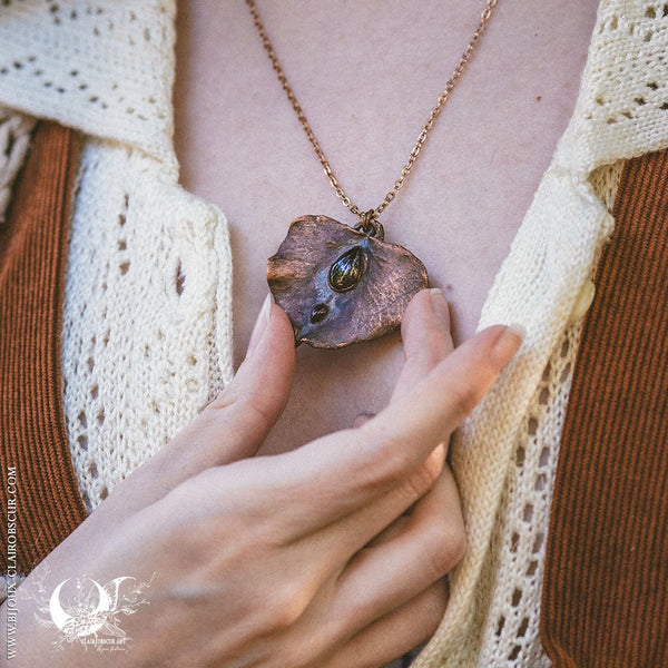 Collier Feuille de Lierre & Grenat - Illustrations & Bijoux fantaisie ClairObscur Art