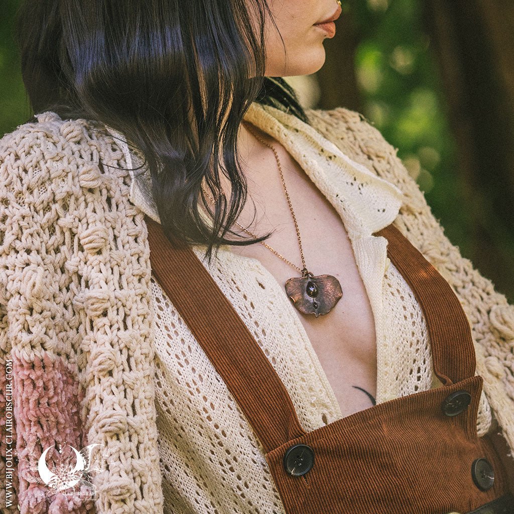 Collier Feuille de Lierre & Grenat - Illustrations & Bijoux fantaisie ClairObscur Art