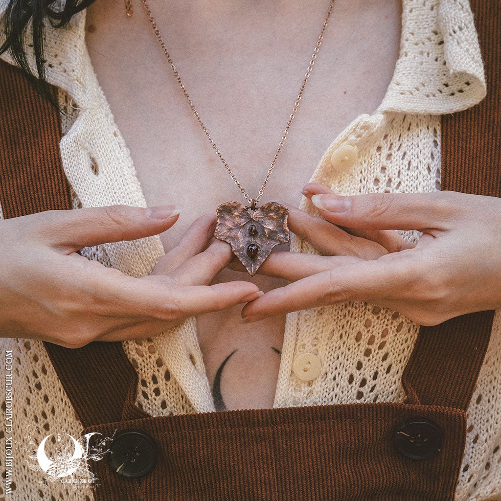 Collier Feuille de Lierre & Grenat - Illustrations & Bijoux fantaisie ClairObscur Art