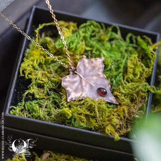 Collier Feuille de Lierre & Grenat - Illustrations & Bijoux fantaisie ClairObscur Art