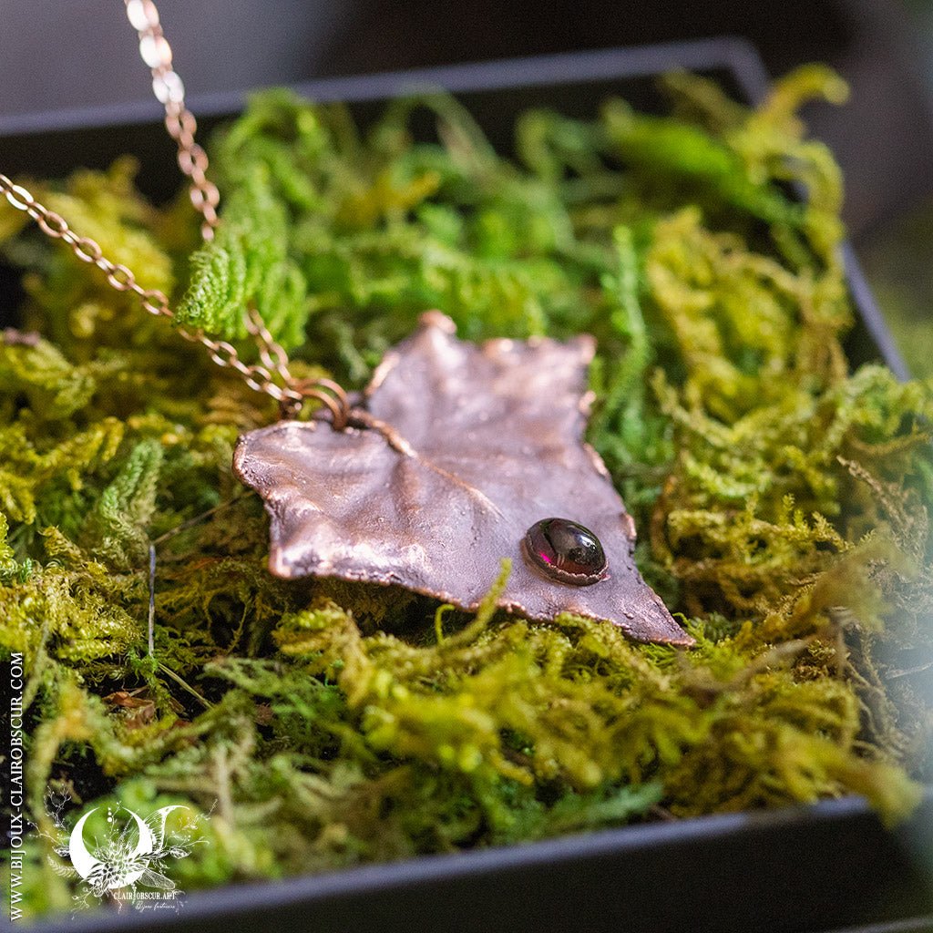 Collier Feuille de Lierre & Grenat - Illustrations & Bijoux fantaisie ClairObscur Art