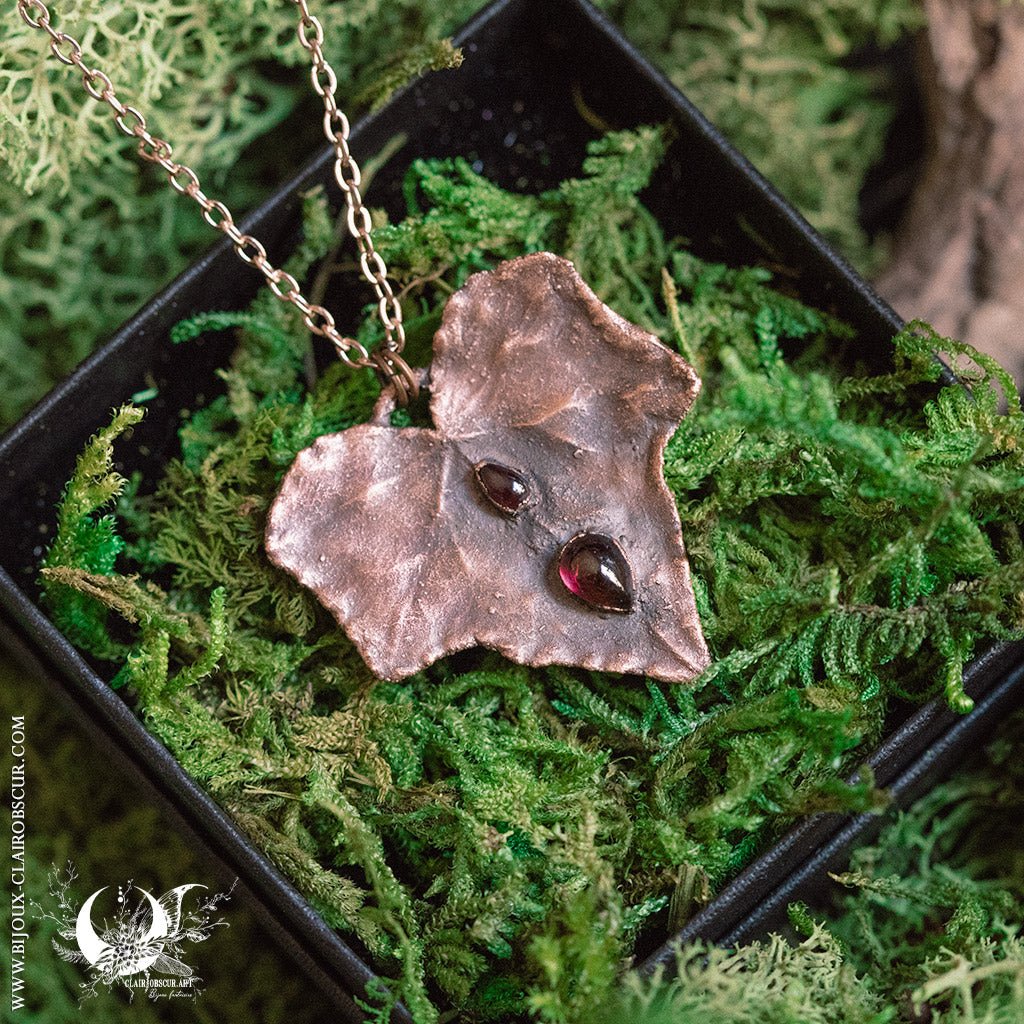 Collier Feuille de Lierre & Grenat - Illustrations & Bijoux fantaisie ClairObscur Art