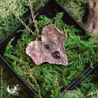 Collier Feuille de Lierre & Grenat - Illustrations & Bijoux fantaisie ClairObscur Art
