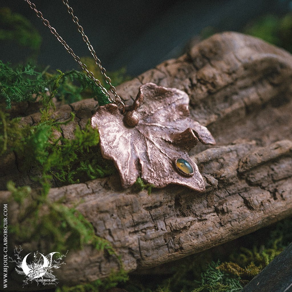 Collier Feuille de Lierre Ondulé & Opale - Illustrations & Bijoux fantaisie ClairObscur Art