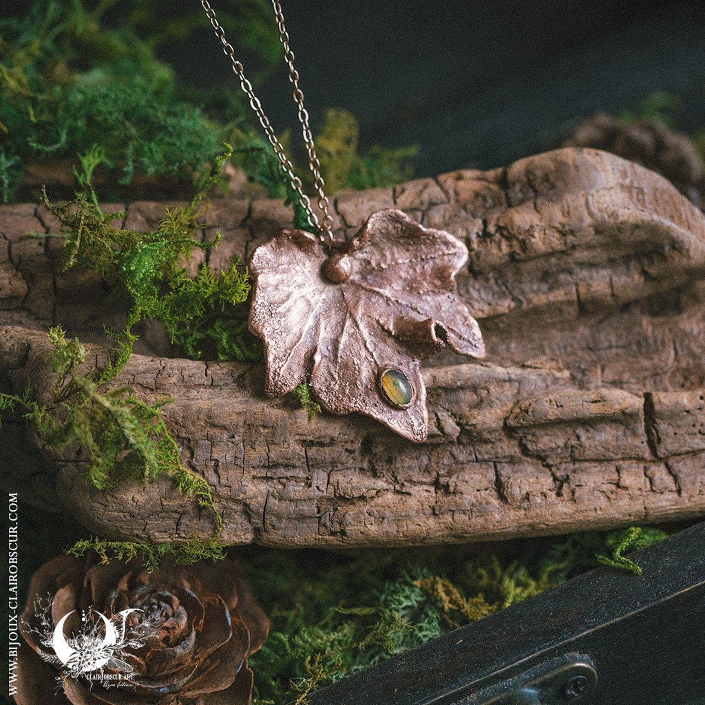 Collier Feuille de Lierre Ondulé & Opale - Illustrations & Bijoux fantaisie ClairObscur Art