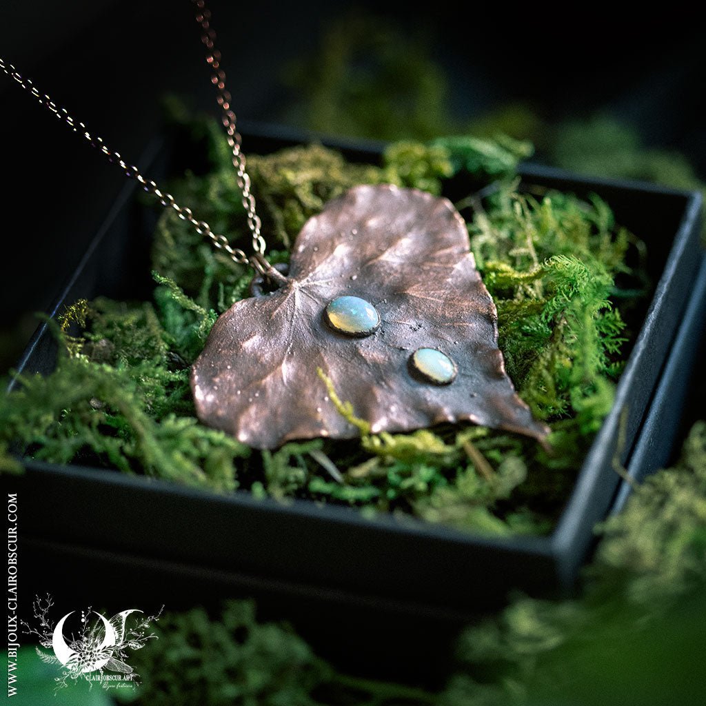Collier Feuille de Lierre & Opale - Illustrations & Bijoux fantaisie ClairObscur Art