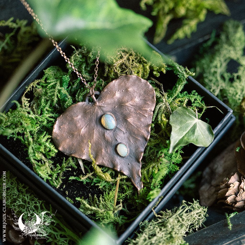 Collier Feuille de Lierre & Opale - Illustrations & Bijoux fantaisie ClairObscur Art