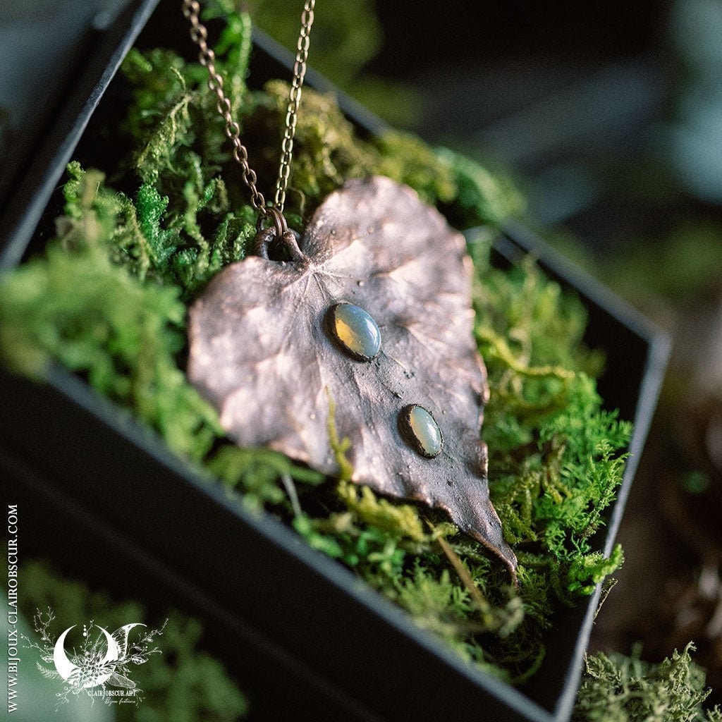 Collier Feuille de Lierre & Opale - Illustrations & Bijoux fantaisie ClairObscur Art
