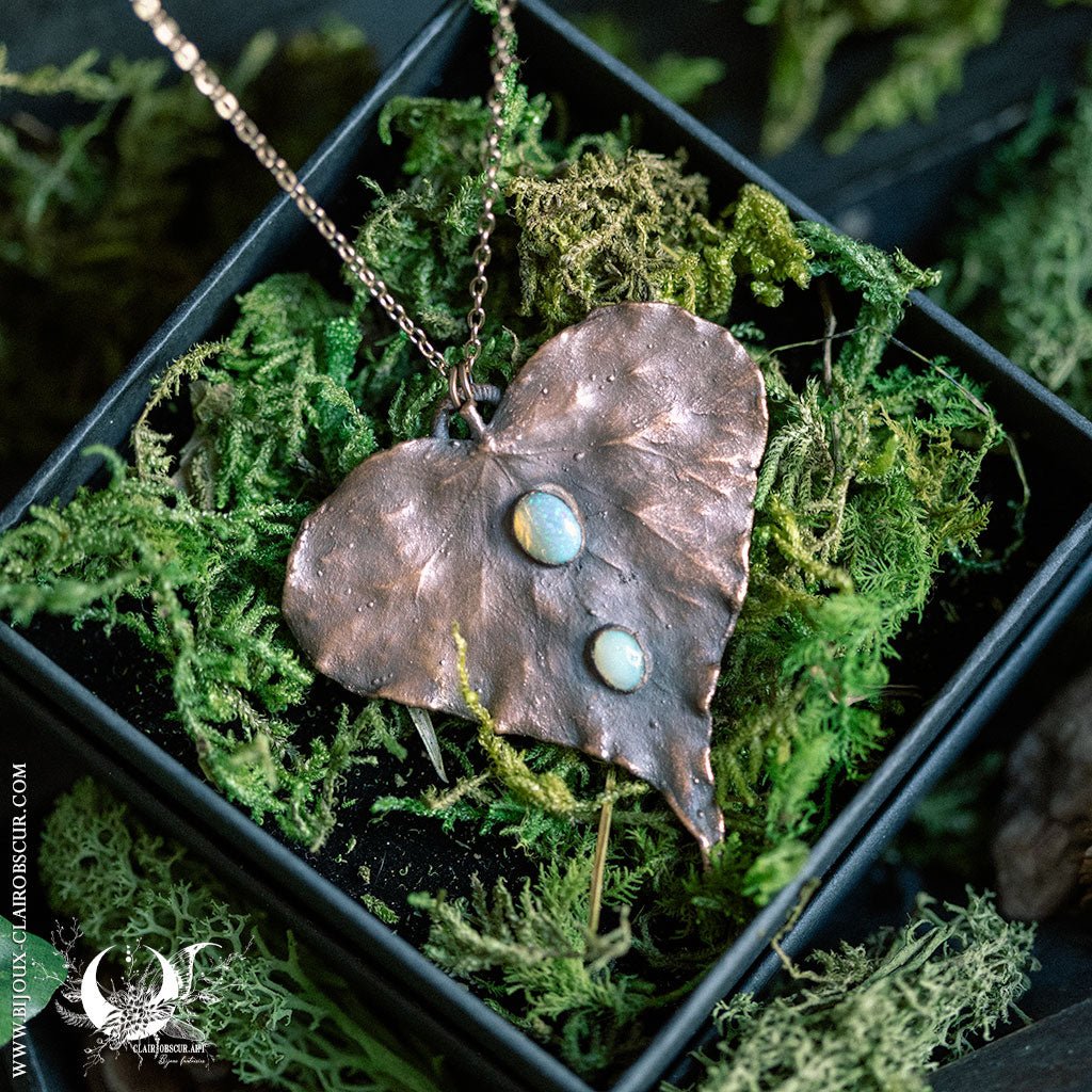 Collier Feuille de Lierre & Opale - Illustrations & Bijoux fantaisie ClairObscur Art