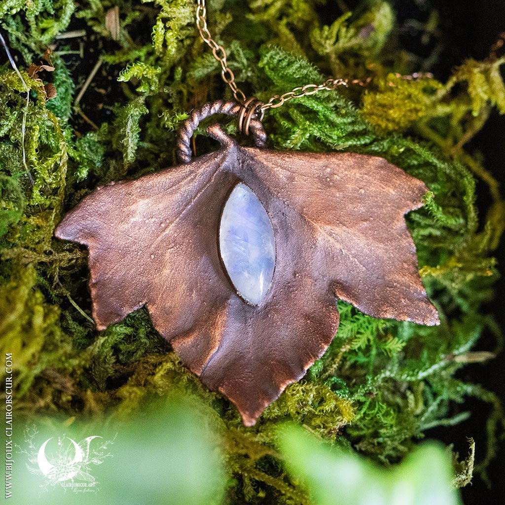 Collier Feuille de Lierre & Pierre de lune arc - en - ciel - Illustrations & Bijoux fantaisie ClairObscur Art