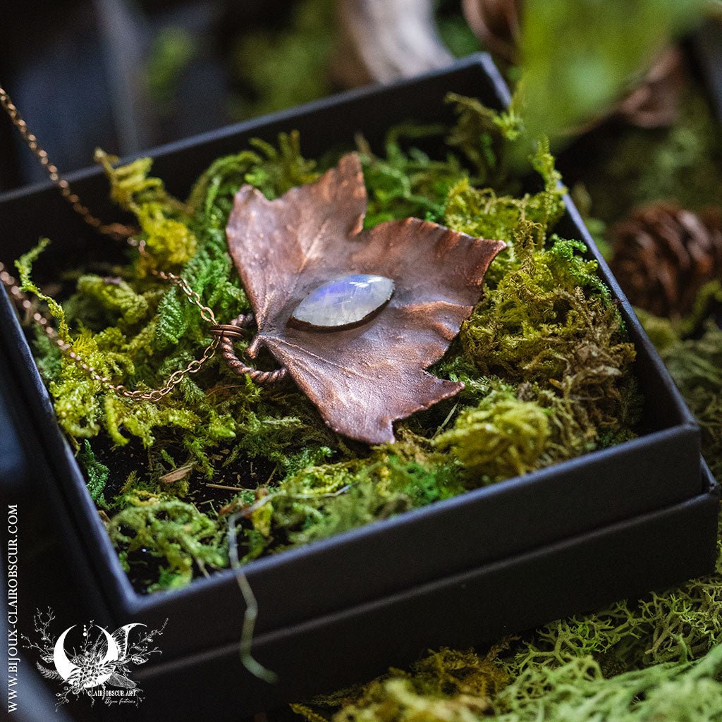 Collier Feuille de Lierre & Pierre de lune arc - en - ciel - Illustrations & Bijoux fantaisie ClairObscur Art