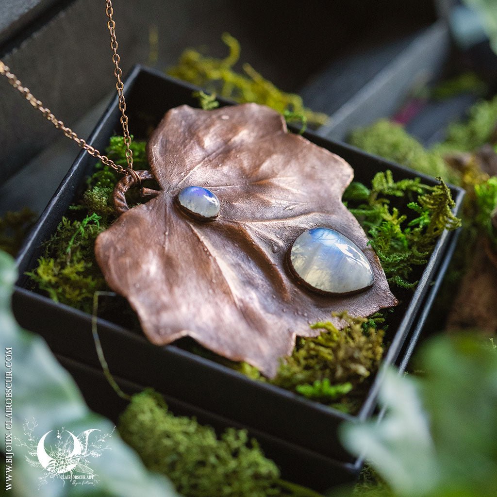 Collier Feuille de Lierre & Pierre de lune arc - en - ciel - Illustrations & Bijoux fantaisie ClairObscur Art
