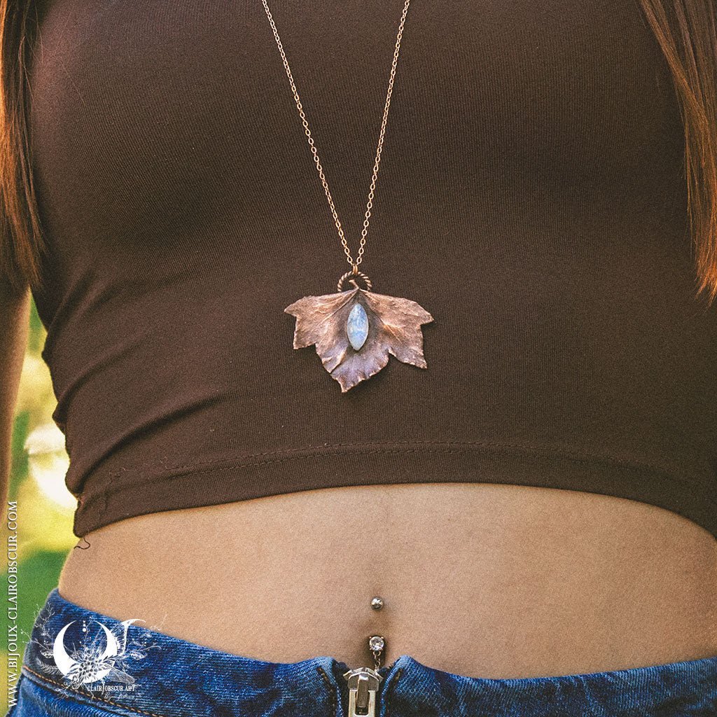 Collier Feuille de Lierre & Pierre de lune arc - en - ciel - Illustrations & Bijoux fantaisie ClairObscur Art