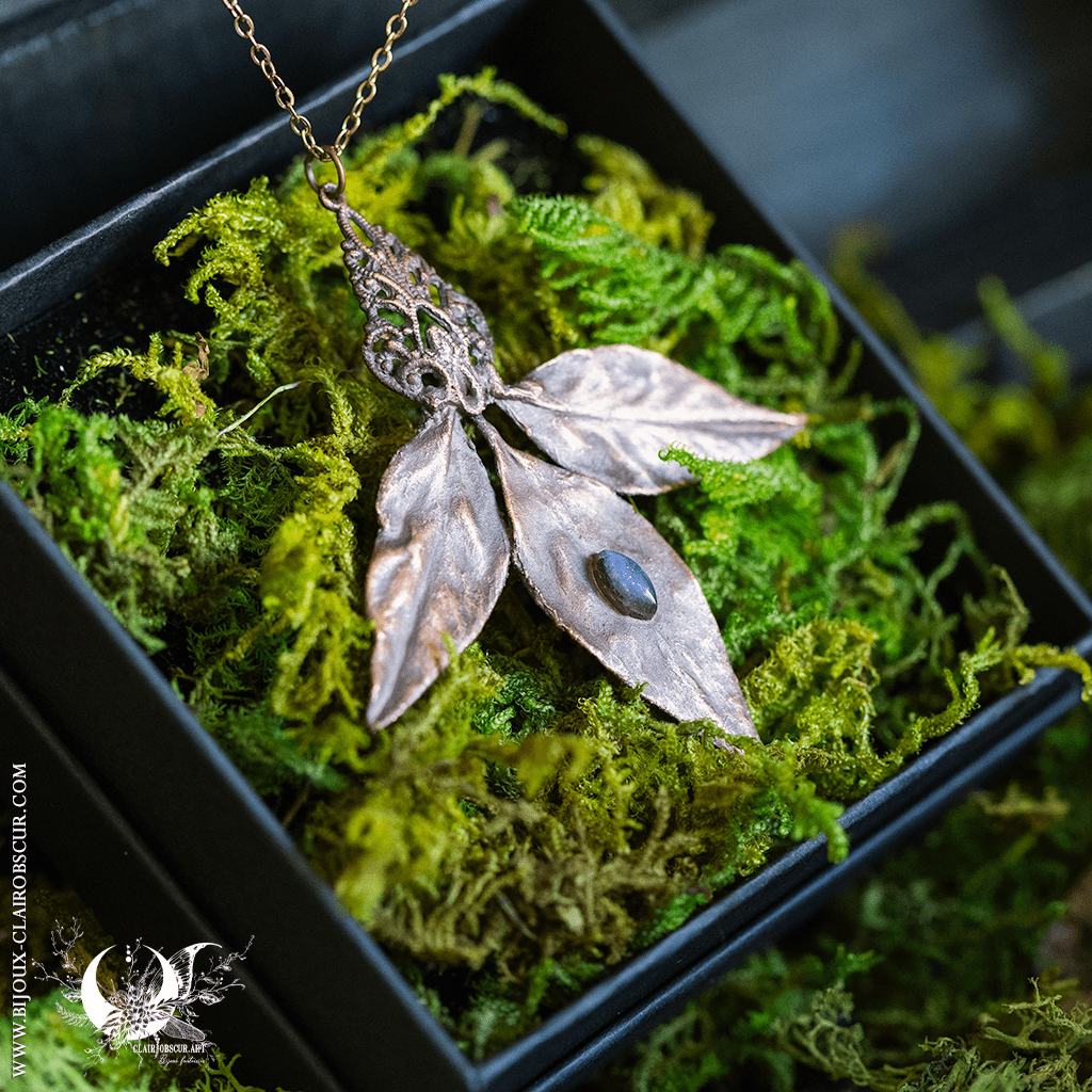 Collier Feuille de Nandina & Labradorite - Illustrations & Bijoux fantaisie ClairObscur Art