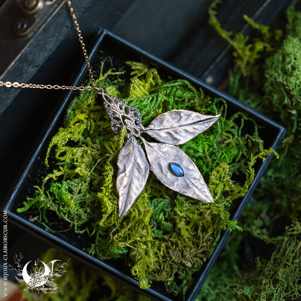 Collier Feuille de Nandina & Labradorite - Illustrations & Bijoux fantaisie ClairObscur Art