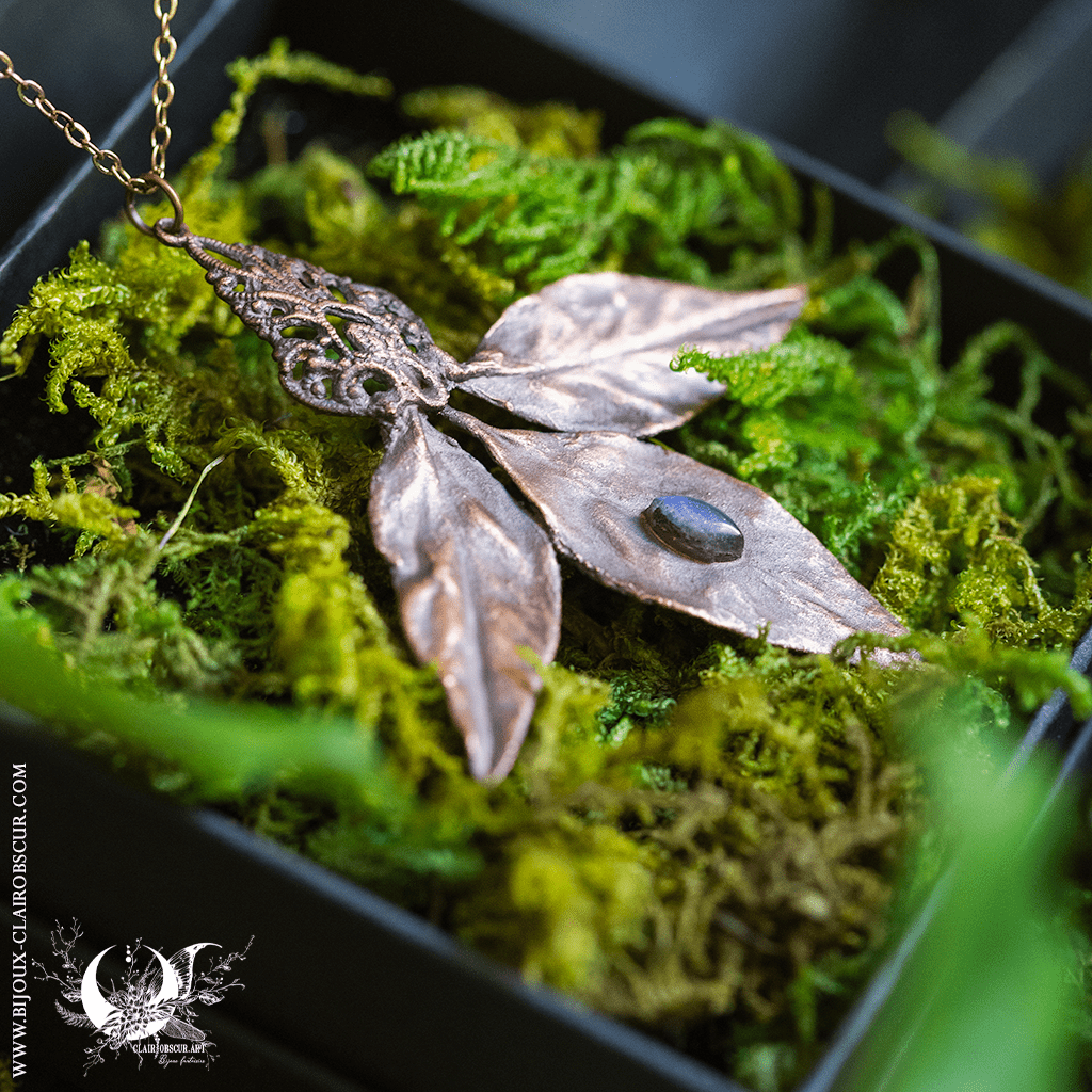 Collier Feuille de Nandina & Labradorite - Illustrations & Bijoux fantaisie ClairObscur Art