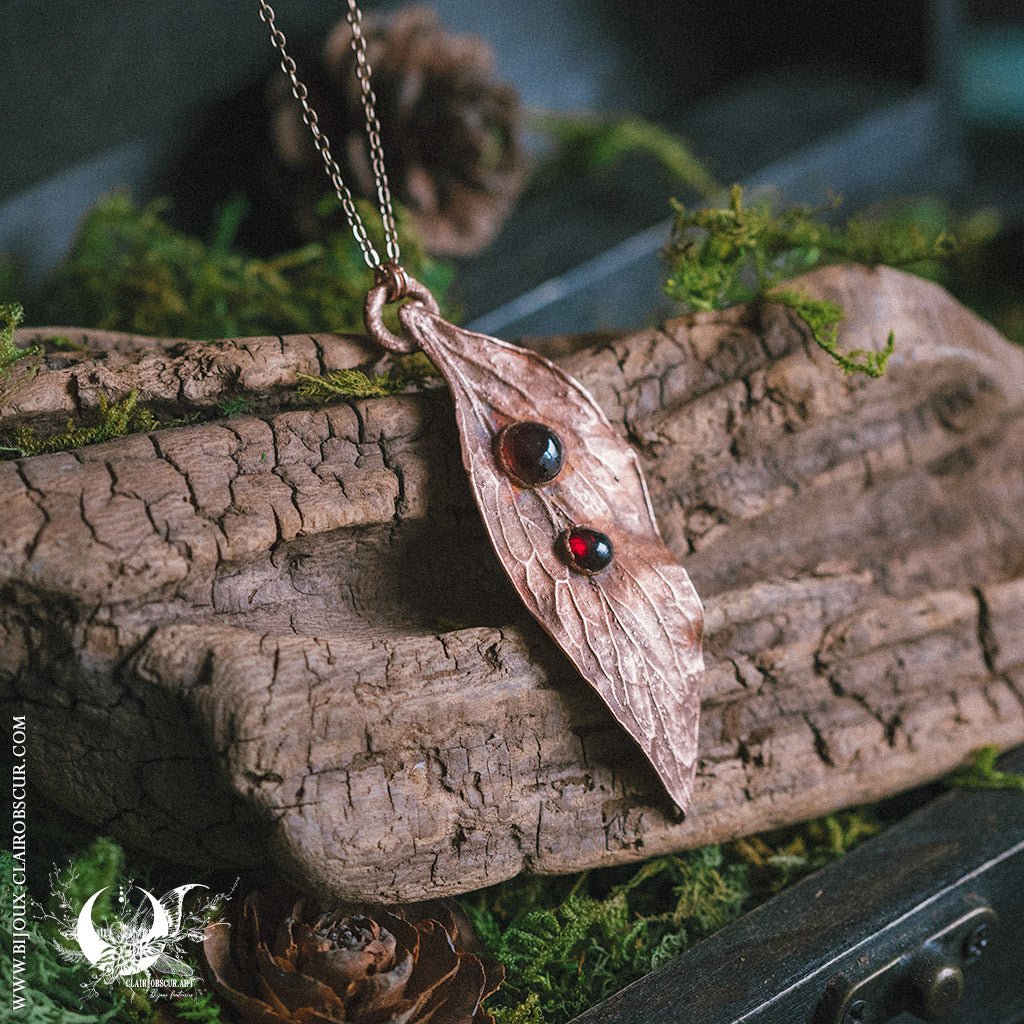 Collier Feuille de Pivoine & Duo de Grenats - Illustrations & Bijoux fantaisie ClairObscur Art