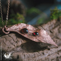Collier Feuille de Pivoine & Duo de Grenats - Illustrations & Bijoux fantaisie ClairObscur Art