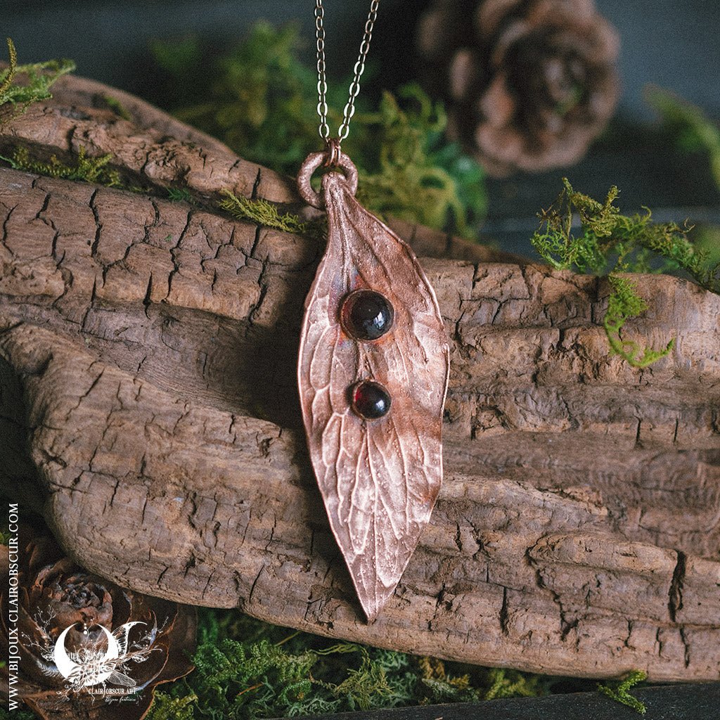 Collier Feuille de Pivoine & Duo de Grenats - Illustrations & Bijoux fantaisie ClairObscur Art