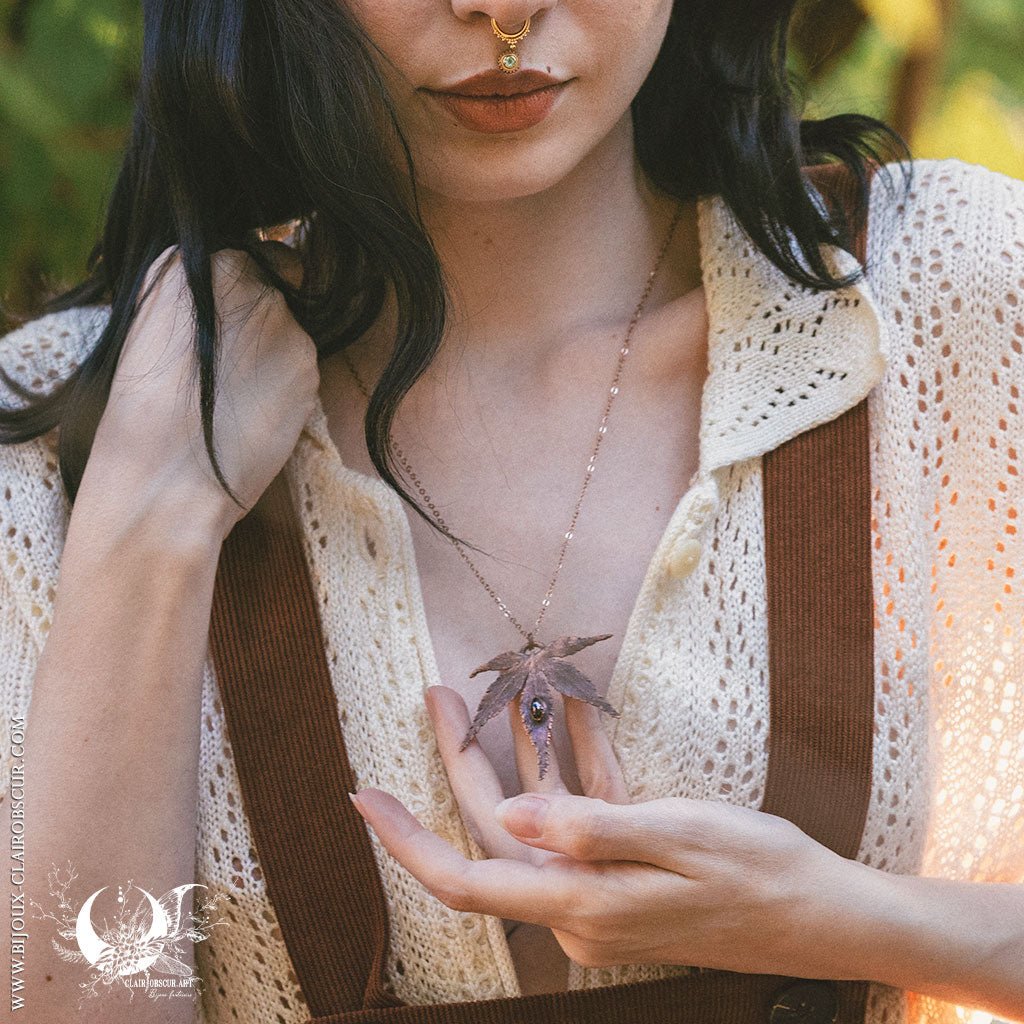 Collier Feuille d'Érable du Japon & Grenat - Illustrations & Bijoux fantaisie ClairObscur Art
