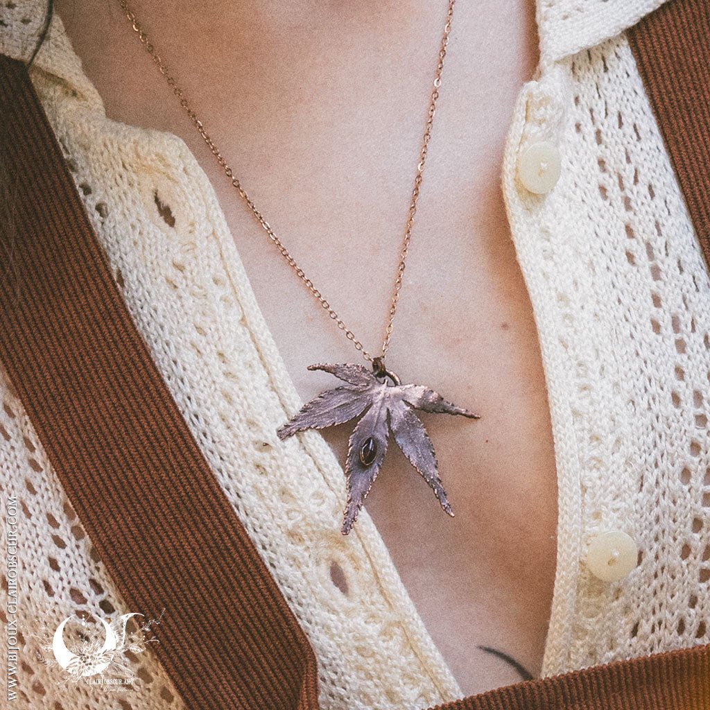 Collier Feuille d'Érable du Japon & Grenat - Illustrations & Bijoux fantaisie ClairObscur Art