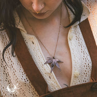 Collier Feuille d'Érable du Japon & Grenat - Illustrations & Bijoux fantaisie ClairObscur Art