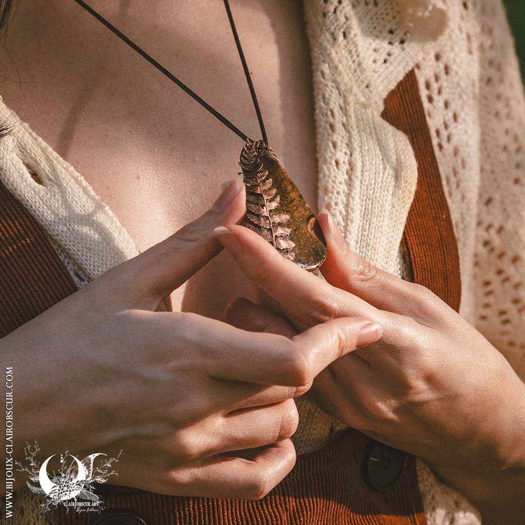 Collier Fougère & Labradorite brune violette - Illustrations & Bijoux fantaisie ClairObscur Art
