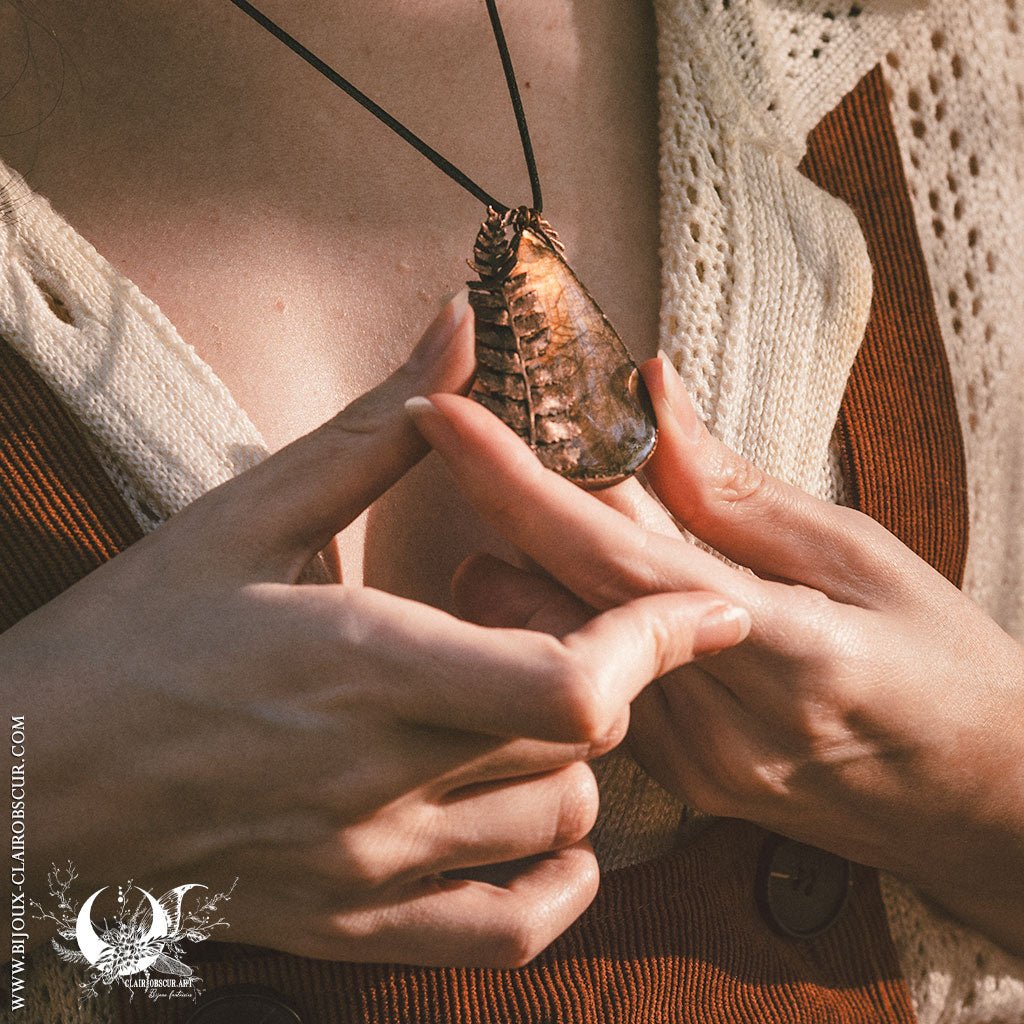 Collier Fougère & Labradorite brune violette - Illustrations & Bijoux fantaisie ClairObscur Art