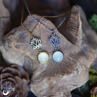 Collier "Lotus" pierre au choix