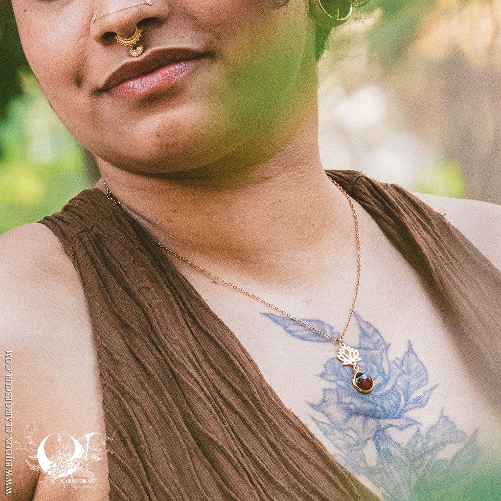 Collier "Lotus" pierre au choix - Illustrations & Bijoux fantaisie ClairObscur Art