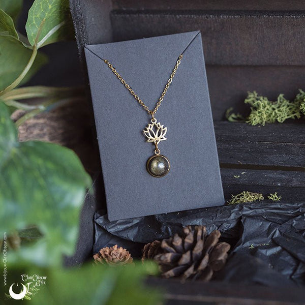 Collier "Lotus" pierre au choix - Illustrations & Bijoux fantaisie ClairObscur Art