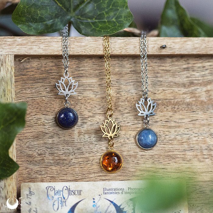 Collier "Lotus" pierre au choix, en acier inoxydable argenté ou doré - Illustrations & Bijoux fantaisie ClairObscur Art