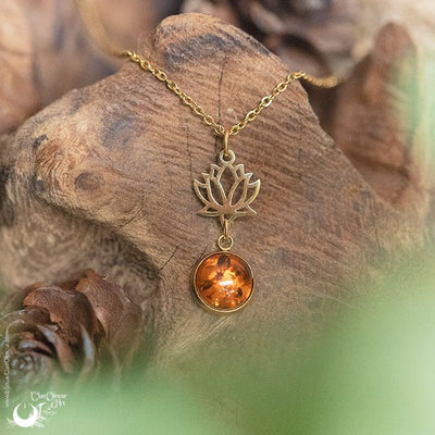 Collier "Lotus" pierre au choix, en acier inoxydable argenté ou doré - Illustrations & Bijoux fantaisie ClairObscur Art