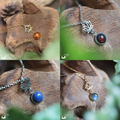 Collier "Lotus" pierre au choix, en acier inoxydable argenté ou doré - Illustrations & Bijoux fantaisie ClairObscur Art