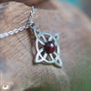 Collier "Míreloth" Grenat, pièce unique - Illustrations & Bijoux fantaisie ClairObscur Art
